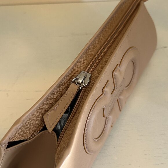 【9.28】#4 Preowned Value $300 Ferragamo Pouch - Picture 7 of 8